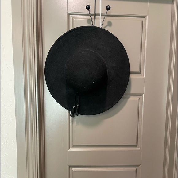 Black Hat - Picture 2 of 2